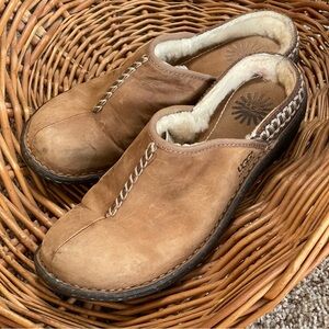 UGG Brown “Toast” Leather Kohala Mules Woman’s Sz 8 Sheepskin Interior Clogs